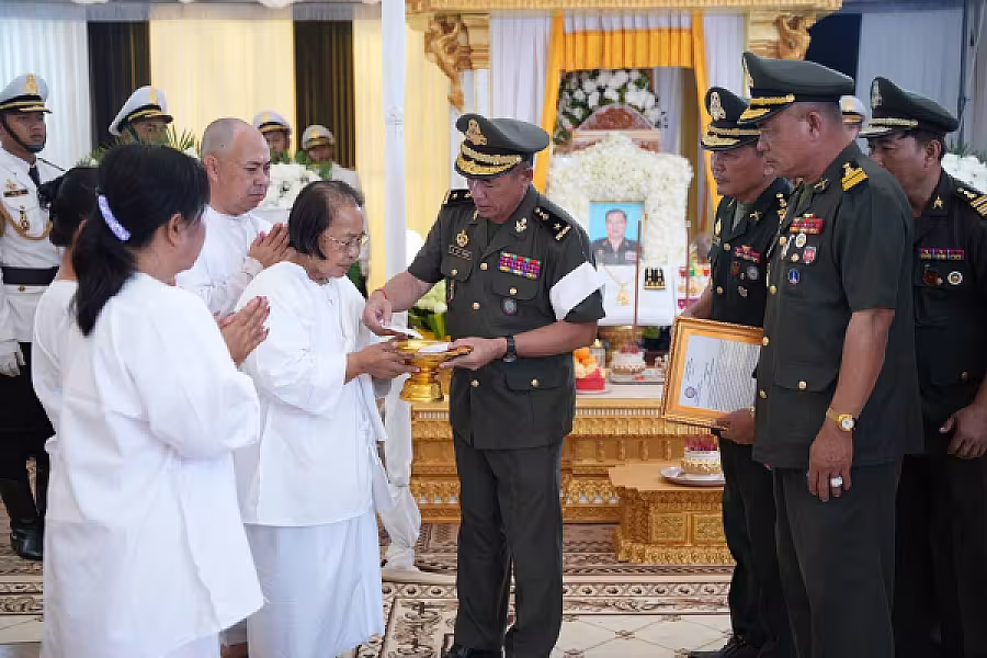 ឧត្តមសេនីយ៍ត្រី នូវ សំអុល អញ្ជើញគោរពវិញ្ញាណក្ខន្ធសព ឯកឧត្តម ឧត្តមសេនីយ៍ឯក ច័ន្ទ លំផាត់ - Image 6