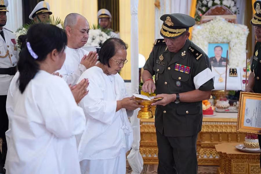 ឧត្តមសេនីយ៍ត្រី នូវ សំអុល អញ្ជើញគោរពវិញ្ញាណក្ខន្ធសព ឯកឧត្តម ឧត្តមសេនីយ៍ឯក ច័ន្ទ លំផាត់ - Image 7