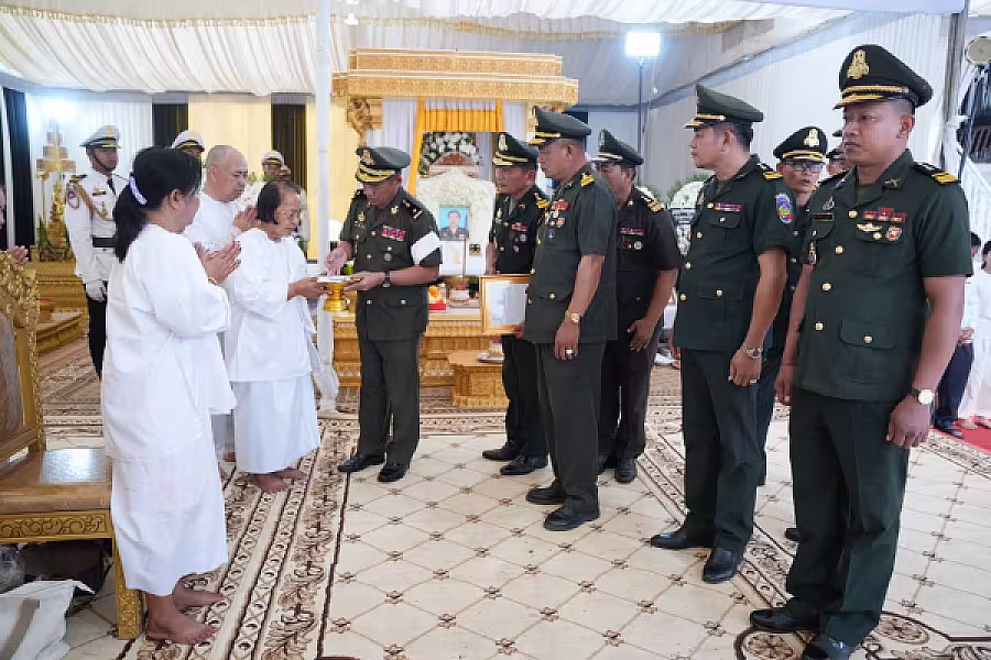 ឧត្តមសេនីយ៍ត្រី នូវ សំអុល អញ្ជើញគោរពវិញ្ញាណក្ខន្ធសព ឯកឧត្តម ឧត្តមសេនីយ៍ឯក ច័ន្ទ លំផាត់ - Image 8