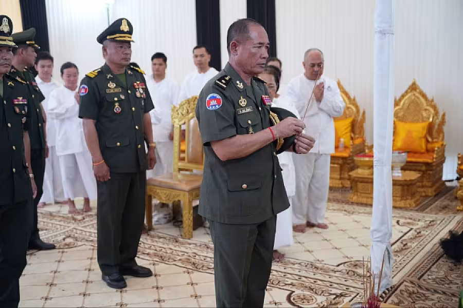 ឧត្តមសេនីយ៍ត្រី នូវ សំអុល អញ្ជើញគោរពវិញ្ញាណក្ខន្ធសព ឯកឧត្តម ឧត្តមសេនីយ៍ឯក ច័ន្ទ លំផាត់ - Image 10