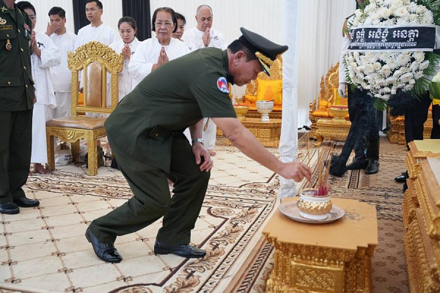 ឧត្តមសេនីយ៍ទោ ម៉ាន់ ម៉ាច អញ្ជើញគោរពវិញ្ញាណក្ខន្ធសព ឯកឧត្តម ឧត្តមសេនីយ៍ឯក ច័ន្ទ លំផាត់