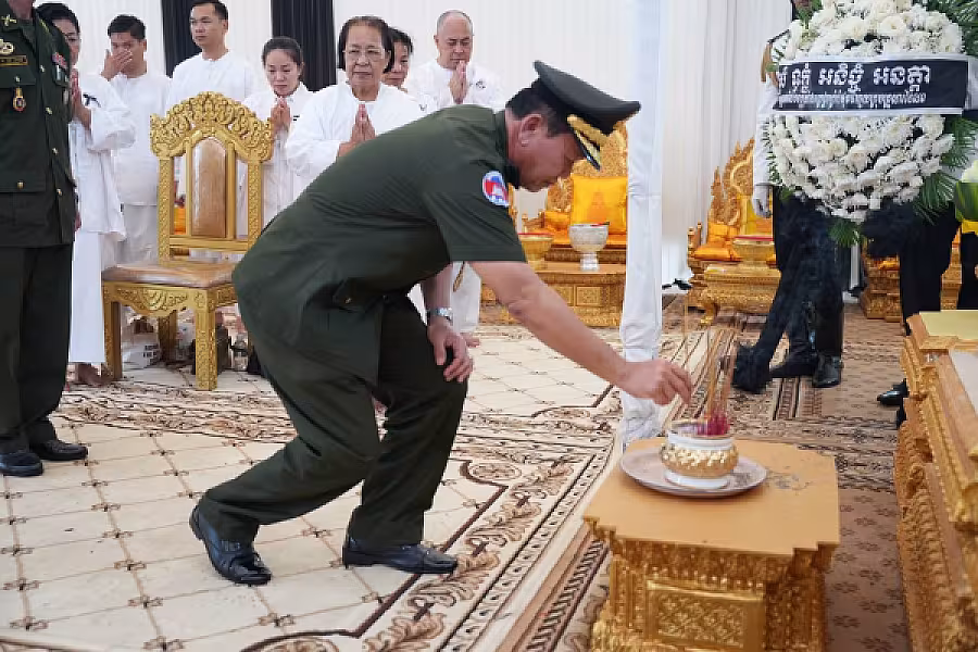 ឧត្តមសេនីយ៍ទោ ម៉ាន់ ម៉ាច អញ្ជើញគោរពវិញ្ញាណក្ខន្ធសព ឯកឧត្តម ឧត្តមសេនីយ៍ឯក ច័ន្ទ លំផាត់