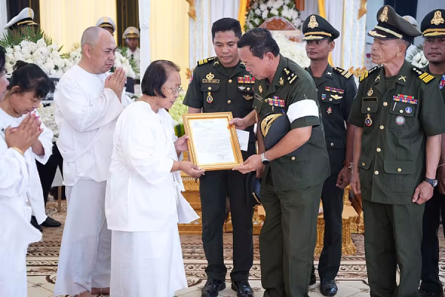 ឧត្តមសេនីយ៍ទោ ម៉ាន់ ម៉ាច អញ្ជើញគោរពវិញ្ញាណក្ខន្ធសព ឯកឧត្តម ឧត្តមសេនីយ៍ឯក ច័ន្ទ លំផាត់ - Image 3