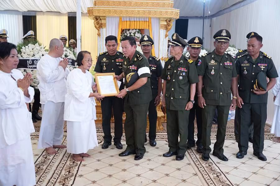 ឧត្តមសេនីយ៍ទោ ម៉ាន់ ម៉ាច អញ្ជើញគោរពវិញ្ញាណក្ខន្ធសព ឯកឧត្តម ឧត្តមសេនីយ៍ឯក ច័ន្ទ លំផាត់ - Image 4