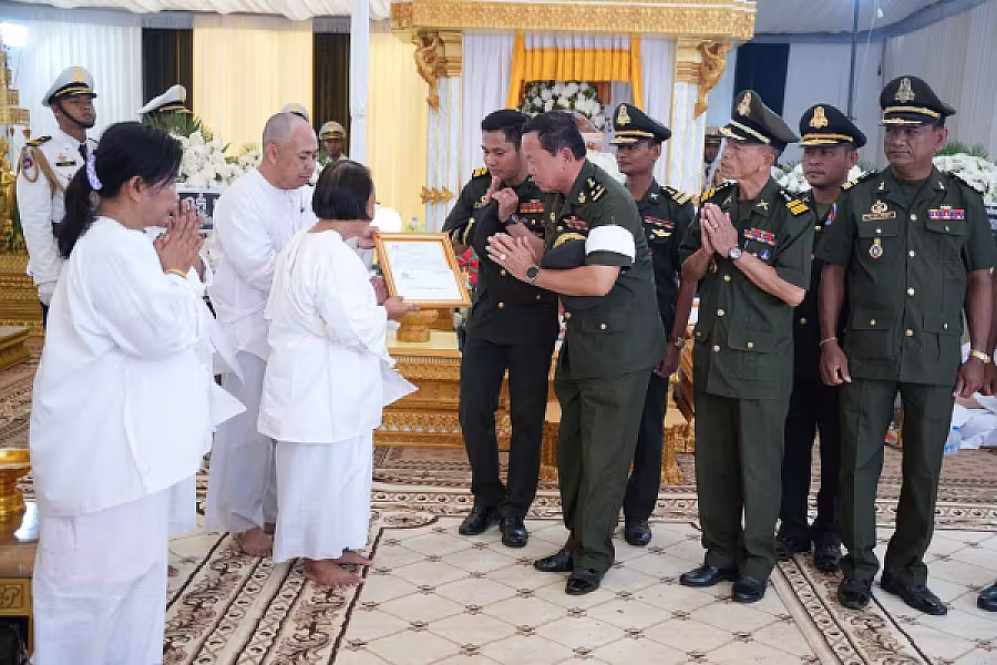 ឧត្តមសេនីយ៍ទោ ម៉ាន់ ម៉ាច អញ្ជើញគោរពវិញ្ញាណក្ខន្ធសព ឯកឧត្តម ឧត្តមសេនីយ៍ឯក ច័ន្ទ លំផាត់ - Image 5