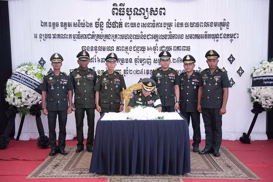 ឧត្តមសេនីយ៍ទោ ម៉ាន់ ម៉ាច អញ្ជើញគោរពវិញ្ញាណក្ខន្ធសព ឯកឧត្តម ឧត្តមសេនីយ៍ឯក ច័ន្ទ លំផាត់ - Image 6