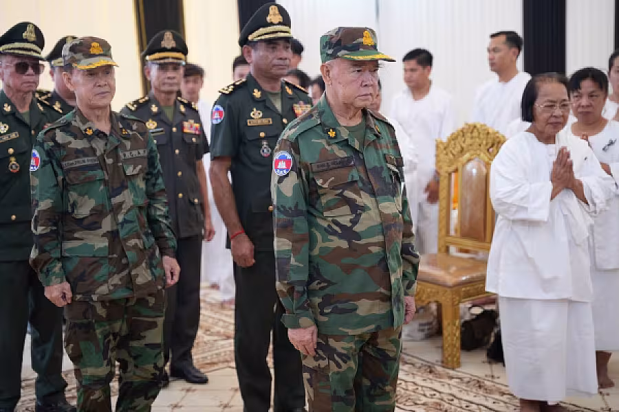 ឯកឧត្តម នាយឧត្តមសេនីយ៍ ម៉ៅ សុផាន់ អញ្ជើញគោរពវិញ្ញាណក្ខន្ធសព ឯកឧត្តម ឧត្តមសេនីយ៍ឯក ច័ន្ទ លំផាត់  - Image 3