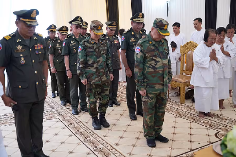 ឯកឧត្តម នាយឧត្តមសេនីយ៍ ម៉ៅ សុផាន់ អញ្ជើញគោរពវិញ្ញាណក្ខន្ធសព ឯកឧត្តម ឧត្តមសេនីយ៍ឯក ច័ន្ទ លំផាត់  - Image 4