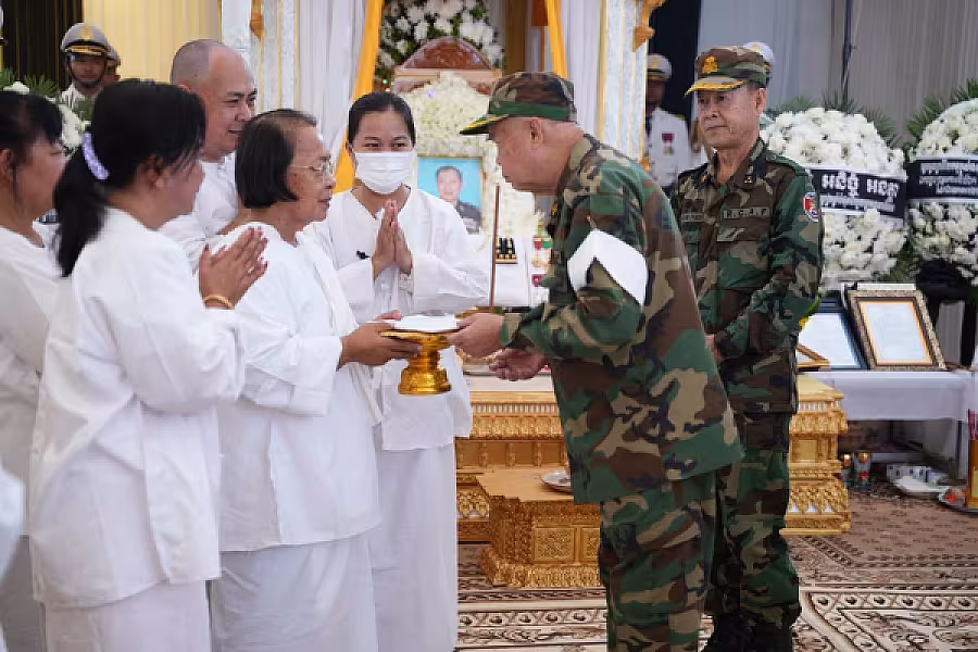 ឯកឧត្តម នាយឧត្តមសេនីយ៍ ម៉ៅ សុផាន់ អញ្ជើញគោរពវិញ្ញាណក្ខន្ធសព ឯកឧត្តម ឧត្តមសេនីយ៍ឯក ច័ន្ទ លំផាត់  - Image 5