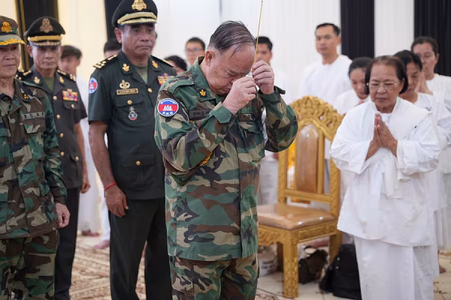 ឯកឧត្តម នាយឧត្តមសេនីយ៍ ម៉ៅ សុផាន់ អញ្ជើញគោរពវិញ្ញាណក្ខន្ធសព ឯកឧត្តម ឧត្តមសេនីយ៍ឯក ច័ន្ទ លំផាត់  - Image 6