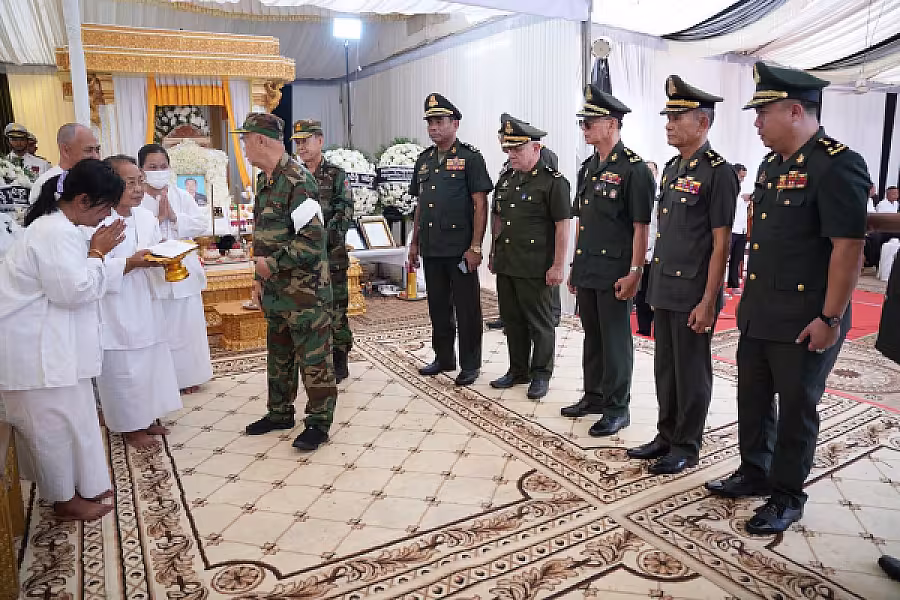 ឯកឧត្តម នាយឧត្តមសេនីយ៍ ម៉ៅ សុផាន់ អញ្ជើញគោរពវិញ្ញាណក្ខន្ធសព ឯកឧត្តម ឧត្តមសេនីយ៍ឯក ច័ន្ទ លំផាត់  - Image 7