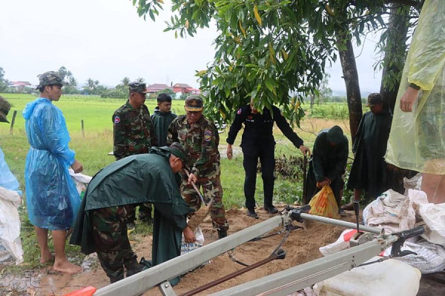 មេ​ដឹក​នាំ​កង​រាជ​អាវុធហត្ថ​ខេត្ត​ព្រះសីហនុ ចុះ​ពិនិត្យ​ការ​ជួស​ជុល​ផ្ទះ​អតីត​យុទ្ធជន ប៉ូលី សុខរី - Image 3