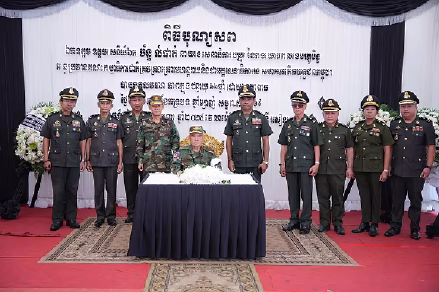 ឯកឧត្តម នាយឧត្តមសេនីយ៍ ម៉ៅ សុផាន់ អញ្ជើញគោរពវិញ្ញាណក្ខន្ធសព ឯកឧត្តម ឧត្តមសេនីយ៍ឯក ច័ន្ទ លំផាត់  - Image 10