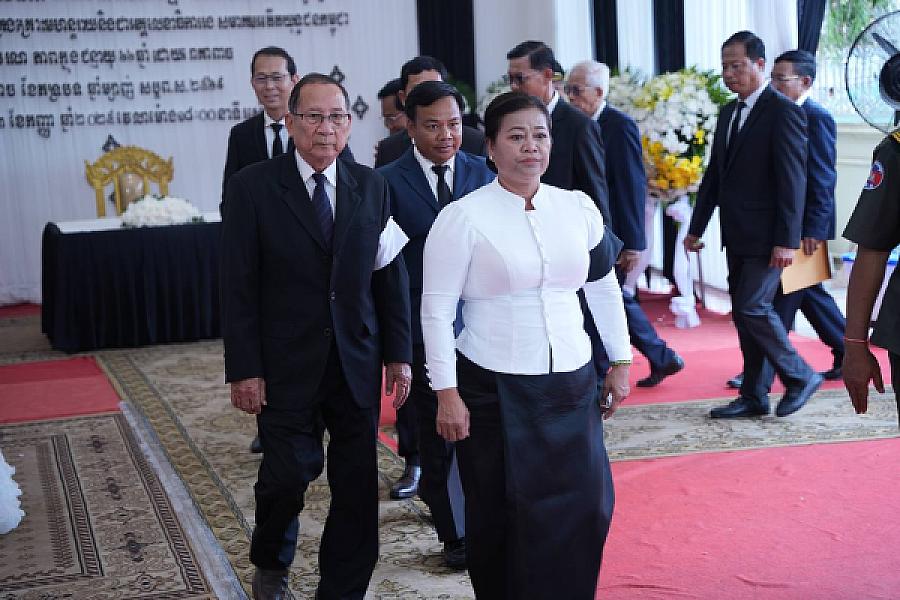 លោកស្រី គង់ លឹមហូ អញ្ជើញគោរពវិញ្ញាណក្ខន្ធសព ឯកឧត្តម ឧត្តមសេនីយ៍ឯក ច័ន្ទ លំផាត់ 