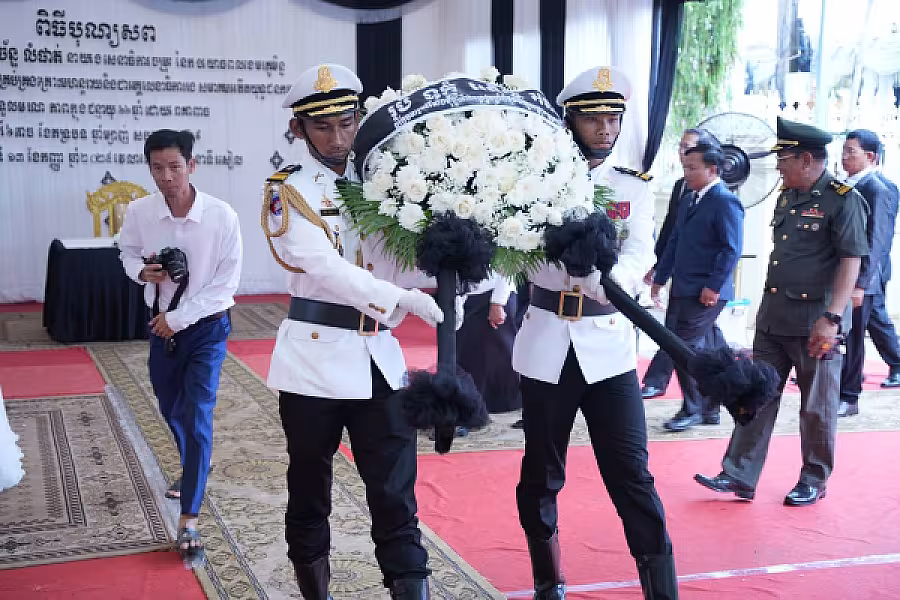 លោកស្រី គង់ លឹមហូ អញ្ជើញគោរពវិញ្ញាណក្ខន្ធសព ឯកឧត្តម ឧត្តមសេនីយ៍ឯក ច័ន្ទ លំផាត់  - Image 4