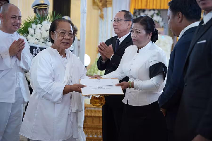 លោកស្រី គង់ លឹមហូ អញ្ជើញគោរពវិញ្ញាណក្ខន្ធសព ឯកឧត្តម ឧត្តមសេនីយ៍ឯក ច័ន្ទ លំផាត់  - Image 5