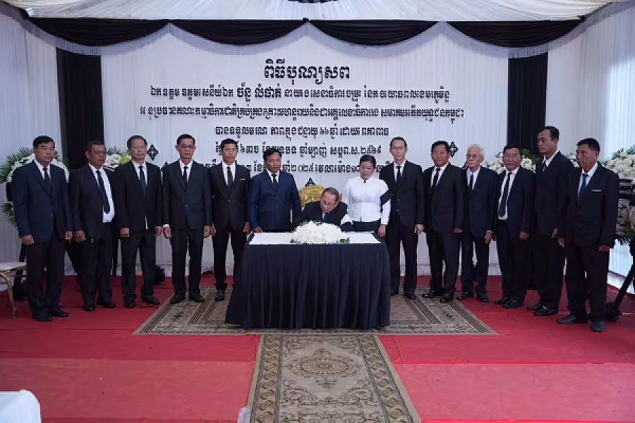 លោកស្រី គង់ លឹមហូ អញ្ជើញគោរពវិញ្ញាណក្ខន្ធសព ឯកឧត្តម ឧត្តមសេនីយ៍ឯក ច័ន្ទ លំផាត់  - Image 8