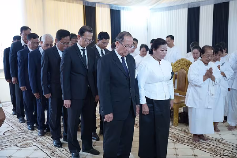 លោកស្រី គង់ លឹមហូ អញ្ជើញគោរពវិញ្ញាណក្ខន្ធសព ឯកឧត្តម ឧត្តមសេនីយ៍ឯក ច័ន្ទ លំផាត់  - Image 10