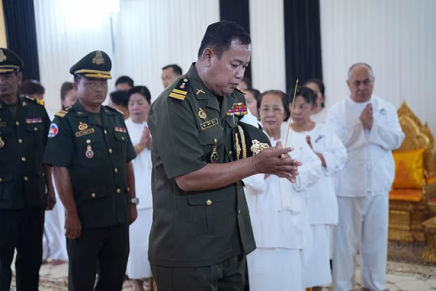 វរសេនីយ៍ឯក ខីវ ប៉ុល អញ្ជើញគោរពវិញ្ញាណក្ខន្ធសព ឯកឧត្តម ឧត្តមសេនីយ៍ឯក ច័ន្ទ លំផាត់ - Image 4