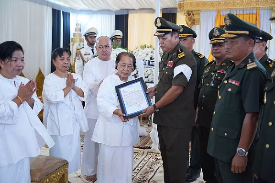 វរសេនីយ៍ឯក ខីវ ប៉ុល អញ្ជើញគោរពវិញ្ញាណក្ខន្ធសព ឯកឧត្តម ឧត្តមសេនីយ៍ឯក ច័ន្ទ លំផាត់ - Image 8