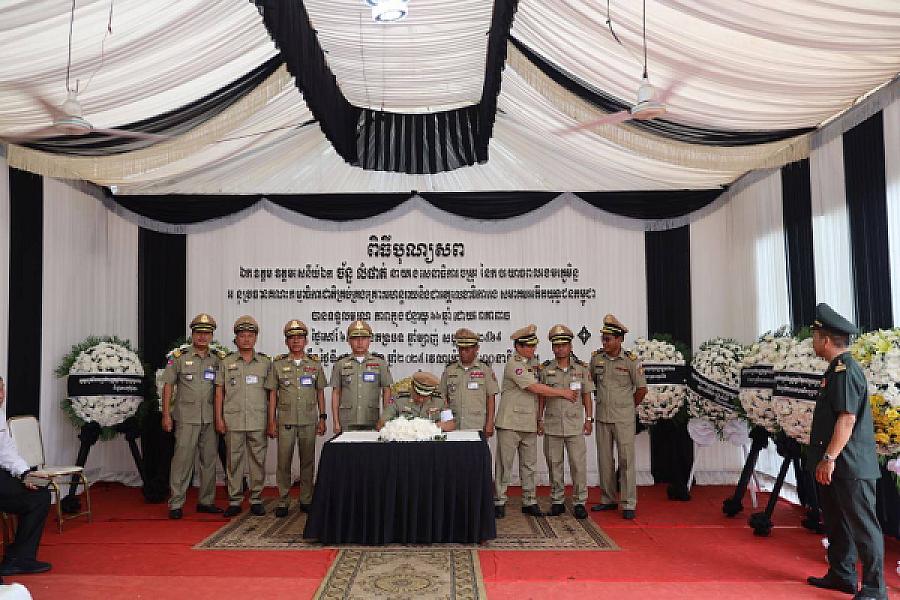 ឧត្តមអគ្គានុរក្ស ដួង វុទ្ធី អញ្ជើញគោរពវិញ្ញាណក្ខន្ធសព ឯកឧត្តម ឧត្តមសេនីយ៍ឯក ច័ន្ទ លំផាត់