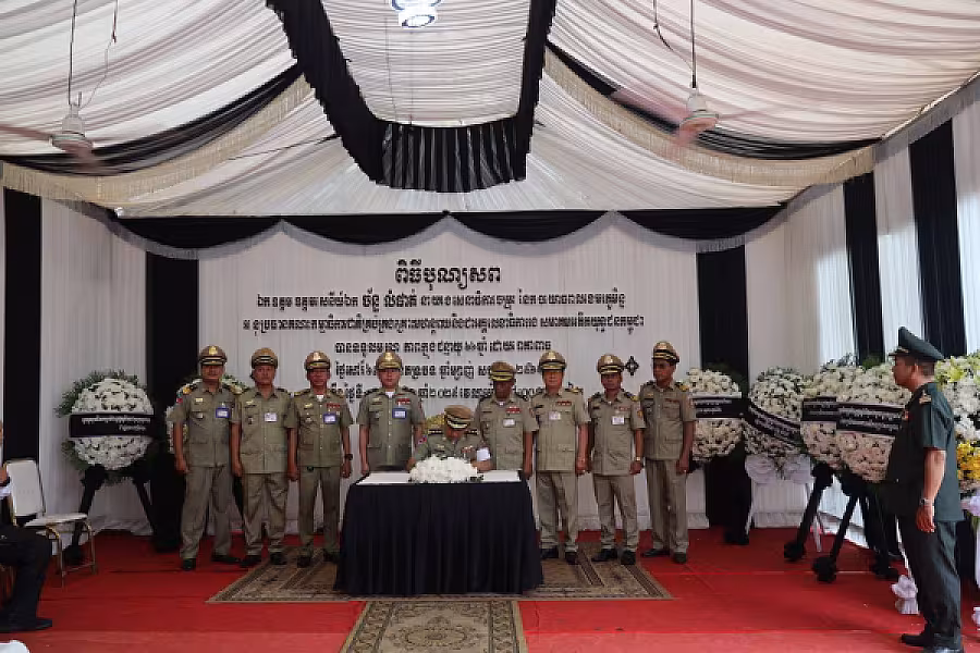 ឧត្តមអគ្គានុរក្ស ដួង វុទ្ធី អញ្ជើញគោរពវិញ្ញាណក្ខន្ធសព ឯកឧត្តម ឧត្តមសេនីយ៍ឯក ច័ន្ទ លំផាត់ - Image 2