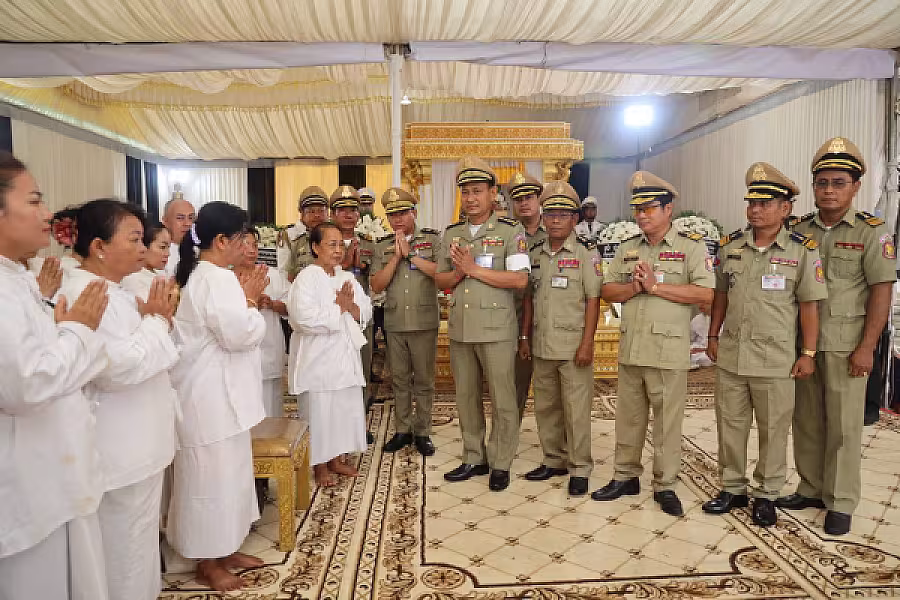 ឧត្តមអគ្គានុរក្ស ដួង វុទ្ធី អញ្ជើញគោរពវិញ្ញាណក្ខន្ធសព ឯកឧត្តម ឧត្តមសេនីយ៍ឯក ច័ន្ទ លំផាត់ - Image 3