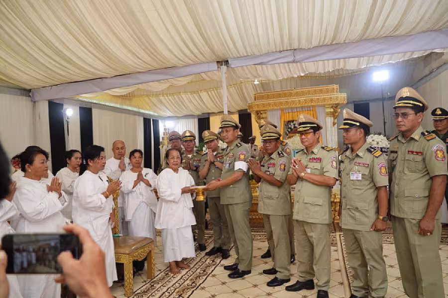 ឧត្តមអគ្គានុរក្ស ដួង វុទ្ធី អញ្ជើញគោរពវិញ្ញាណក្ខន្ធសព ឯកឧត្តម ឧត្តមសេនីយ៍ឯក ច័ន្ទ លំផាត់ - Image 4