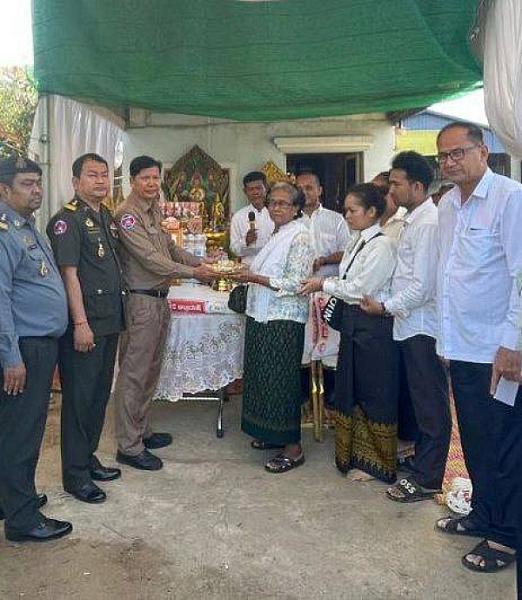 The Loek Dek District S.A.C. brings relief funds to the families of a deceased veteran.