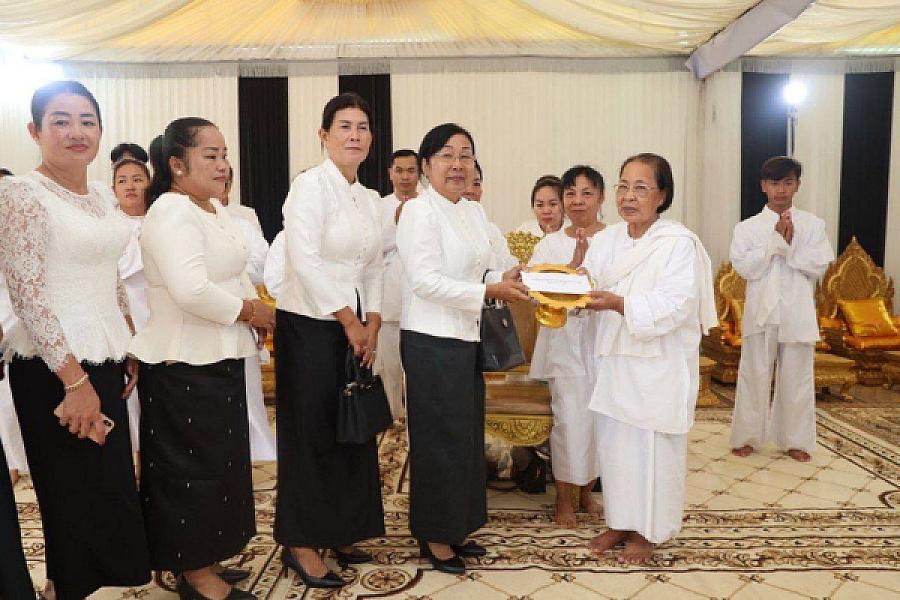 គណៈប្រតិភូ តំណាងសម្ដេចកិត្តិសង្គហបណ្ឌិត ម៉ែន សំអន អញ្ជើញគោរពវិញ្ញាណក្ខន្ធសព ឯកឧត្តម ឧត្តមសេនីយ៍ឯក ច័ន្ទ លំផាត់