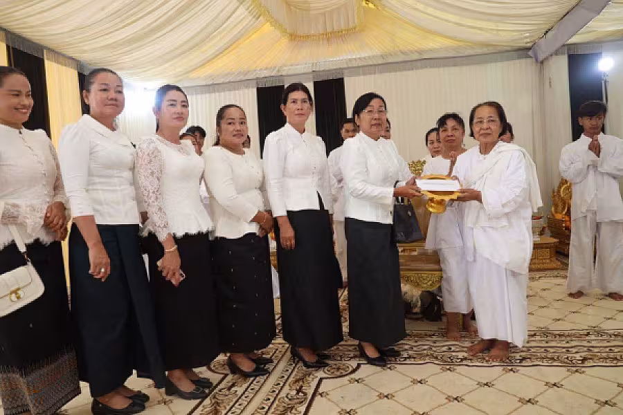 គណៈប្រតិភូ តំណាងសម្ដេចកិត្តិសង្គហបណ្ឌិត ម៉ែន សំអន អញ្ជើញគោរពវិញ្ញាណក្ខន្ធសព ឯកឧត្តម ឧត្តមសេនីយ៍ឯក ច័ន្ទ លំផាត់ - Image 2