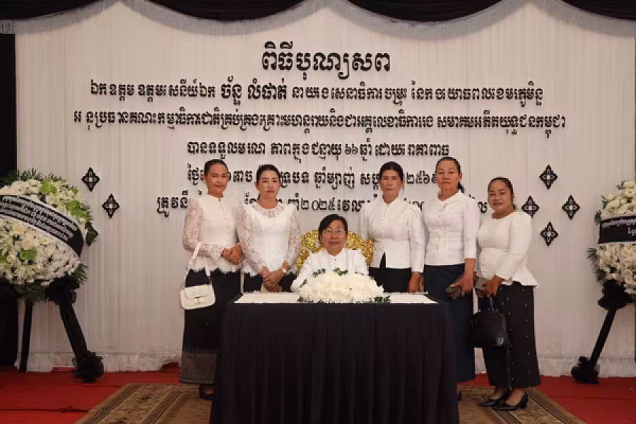 គណៈប្រតិភូ តំណាងសម្ដេចកិត្តិសង្គហបណ្ឌិត ម៉ែន សំអន អញ្ជើញគោរពវិញ្ញាណក្ខន្ធសព ឯកឧត្តម ឧត្តមសេនីយ៍ឯក ច័ន្ទ លំផាត់ - Image 3