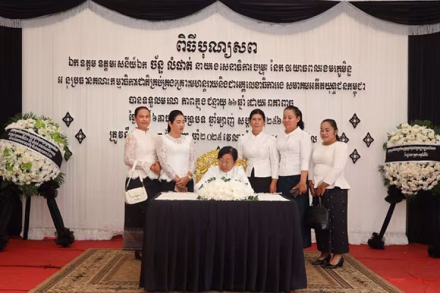 គណៈប្រតិភូ តំណាងសម្ដេចកិត្តិសង្គហបណ្ឌិត ម៉ែន សំអន អញ្ជើញគោរពវិញ្ញាណក្ខន្ធសព ឯកឧត្តម ឧត្តមសេនីយ៍ឯក ច័ន្ទ លំផាត់ - Image 4