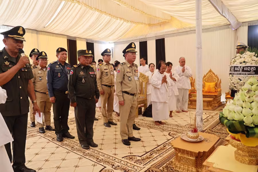 ឧត្តមសេនីយ៍ត្រី សឿន សេន អញ្ជើញគោរពវិញ្ញាណក្ខន្ធសព ឯកឧត្តម ឧត្តមសេនីយ៍ឯក ច័ន្ទ លំផាត់ - Image 2