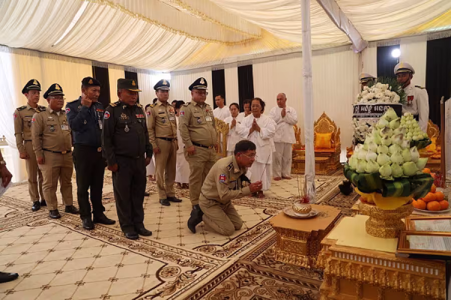 ឧត្តមសេនីយ៍ត្រី សឿន សេន អញ្ជើញគោរពវិញ្ញាណក្ខន្ធសព ឯកឧត្តម ឧត្តមសេនីយ៍ឯក ច័ន្ទ លំផាត់ - Image 4