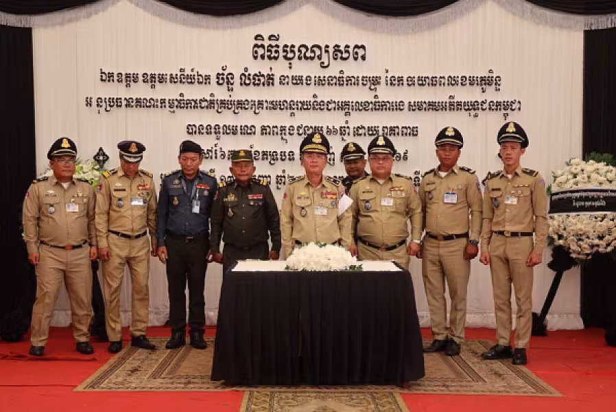 ឧត្តមសេនីយ៍ត្រី សឿន សេន អញ្ជើញគោរពវិញ្ញាណក្ខន្ធសព ឯកឧត្តម ឧត្តមសេនីយ៍ឯក ច័ន្ទ លំផាត់ - Image 5