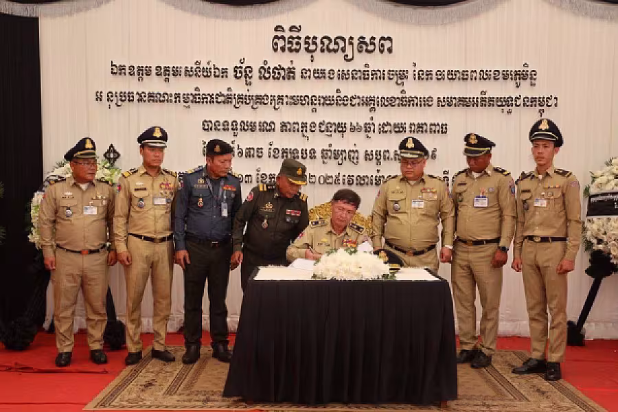 ឧត្តមសេនីយ៍ត្រី សឿន សេន អញ្ជើញគោរពវិញ្ញាណក្ខន្ធសព ឯកឧត្តម ឧត្តមសេនីយ៍ឯក ច័ន្ទ លំផាត់ - Image 6