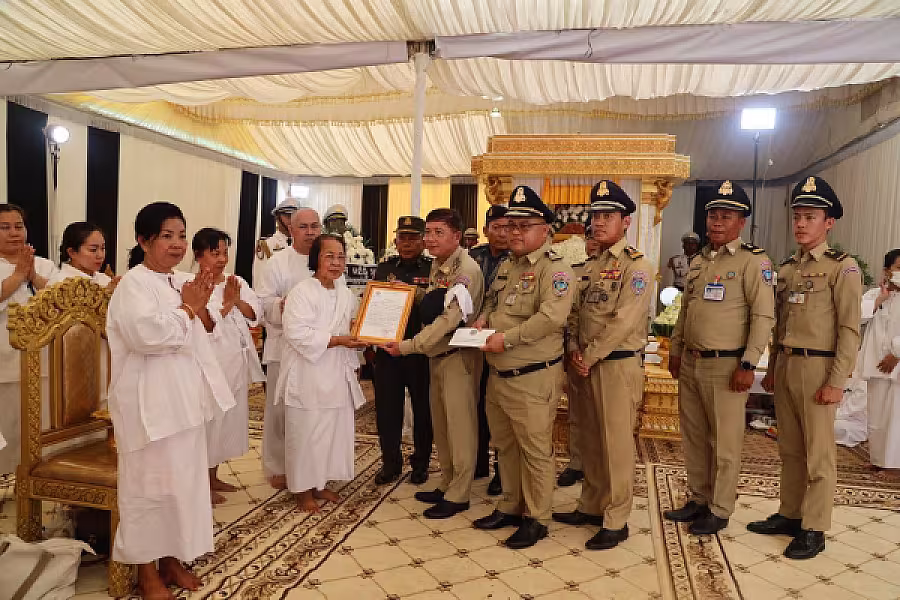 ឧត្តមសេនីយ៍ត្រី សឿន សេន អញ្ជើញគោរពវិញ្ញាណក្ខន្ធសព ឯកឧត្តម ឧត្តមសេនីយ៍ឯក ច័ន្ទ លំផាត់ - Image 8