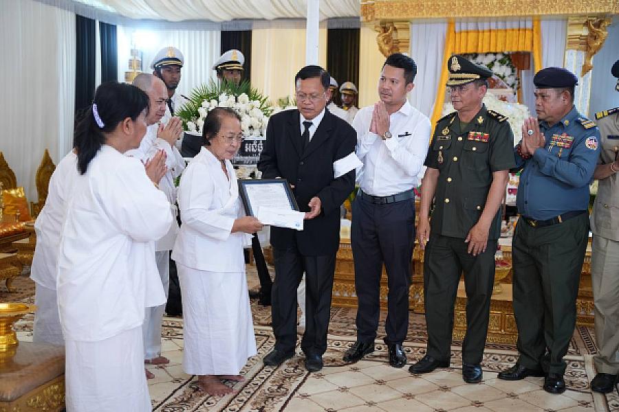 ឯកឧត្តម ខៀវ រិទ្ធិភ័ណ្ឌ អញ្ជើញគោរពវិញ្ញាណក្ខន្ធសព ឯកឧត្តម ឧត្តមសេនីយ៍ឯក ច័ន្ទ លំផាត់ - Image 9