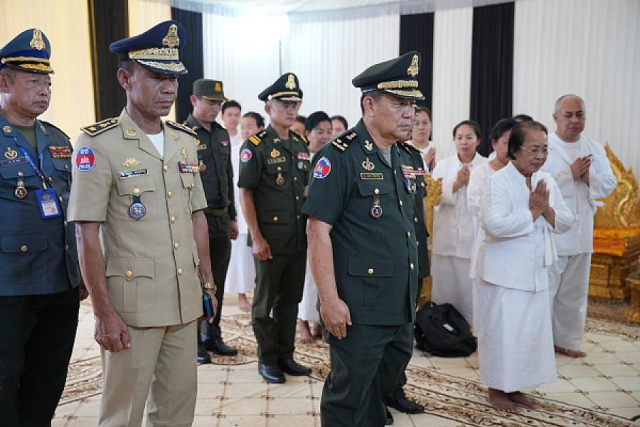 ឧត្តមសេនីយទោ សាន គឹមអឿន អញ្ជើញគោរពវិញ្ញាណក្ខន្ធសព ឯកឧត្តម ឧត្តមសេនីយ៍ឯក ច័ន្ទ លំផាត់ - Image 3