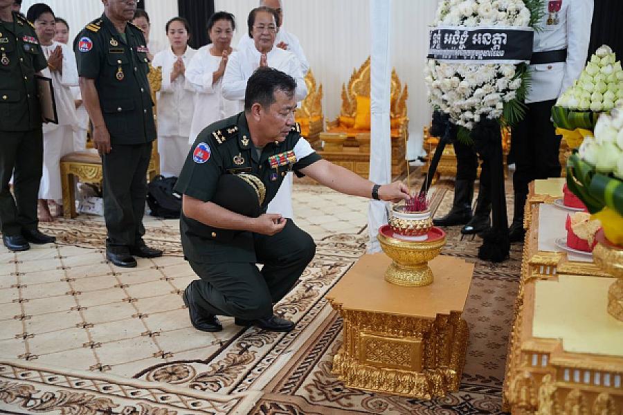 ឧត្តមសេនីយទោ សាន គឹមអឿន អញ្ជើញគោរពវិញ្ញាណក្ខន្ធសព ឯកឧត្តម ឧត្តមសេនីយ៍ឯក ច័ន្ទ លំផាត់ - Image 4