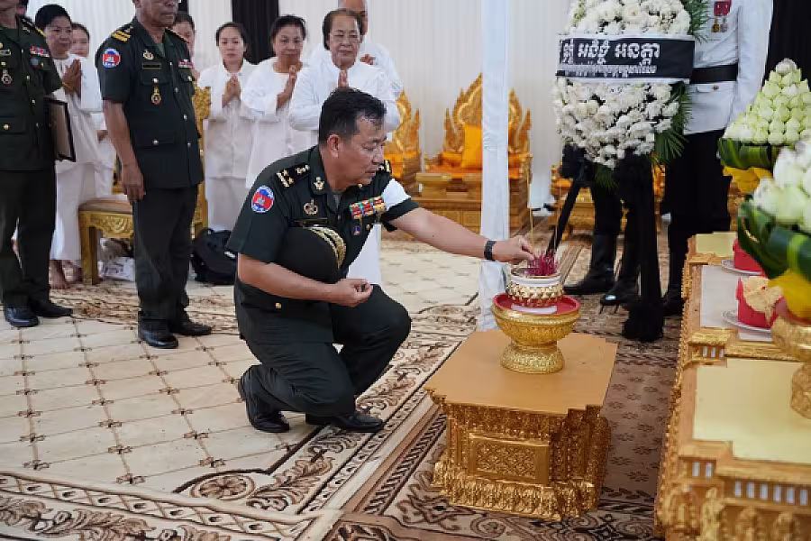 ឧត្តមសេនីយទោ សាន គឹមអឿន អញ្ជើញគោរពវិញ្ញាណក្ខន្ធសព ឯកឧត្តម ឧត្តមសេនីយ៍ឯក ច័ន្ទ លំផាត់ - Image 4