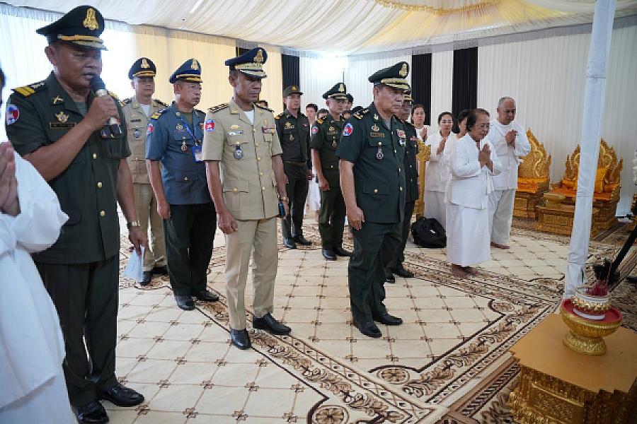 ឧត្តមសេនីយទោ សាន គឹមអឿន អញ្ជើញគោរពវិញ្ញាណក្ខន្ធសព ឯកឧត្តម ឧត្តមសេនីយ៍ឯក ច័ន្ទ លំផាត់ - Image 5