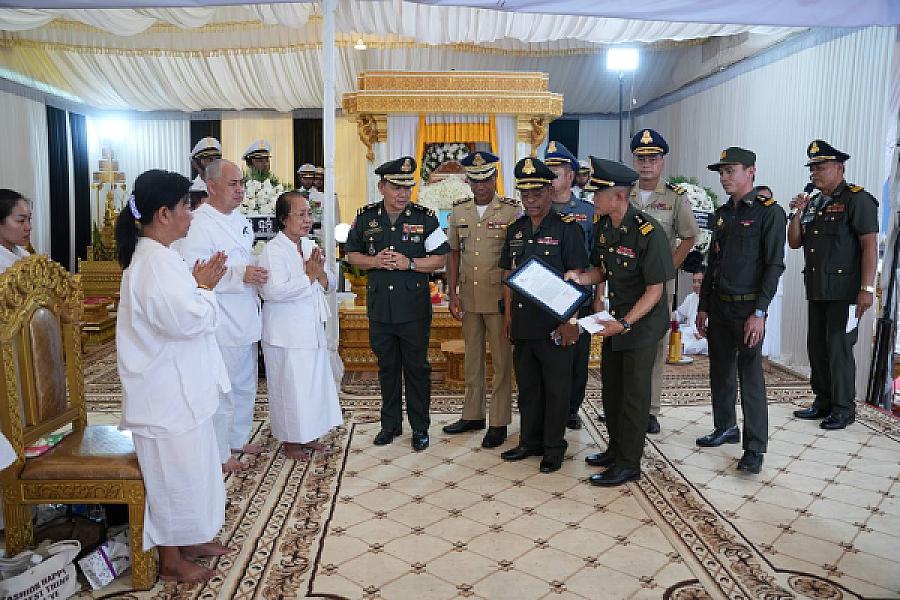 ឧត្តមសេនីយទោ សាន គឹមអឿន អញ្ជើញគោរពវិញ្ញាណក្ខន្ធសព ឯកឧត្តម ឧត្តមសេនីយ៍ឯក ច័ន្ទ លំផាត់ - Image 6