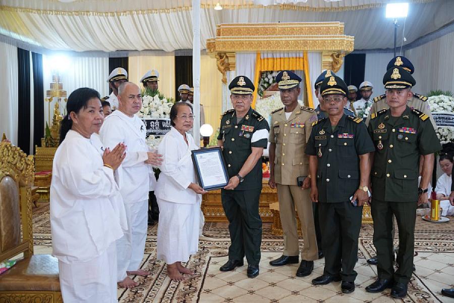 ឧត្តមសេនីយទោ សាន គឹមអឿន អញ្ជើញគោរពវិញ្ញាណក្ខន្ធសព ឯកឧត្តម ឧត្តមសេនីយ៍ឯក ច័ន្ទ លំផាត់ - Image 8