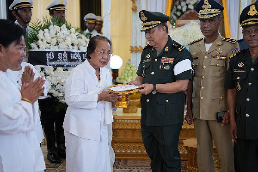 ឧត្តមសេនីយទោ សាន គឹមអឿន អញ្ជើញគោរពវិញ្ញាណក្ខន្ធសព ឯកឧត្តម ឧត្តមសេនីយ៍ឯក ច័ន្ទ លំផាត់ - Image 9