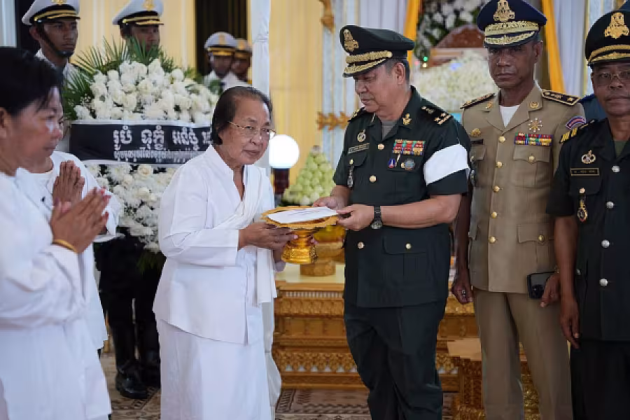 ឧត្តមសេនីយទោ សាន គឹមអឿន អញ្ជើញគោរពវិញ្ញាណក្ខន្ធសព ឯកឧត្តម ឧត្តមសេនីយ៍ឯក ច័ន្ទ លំផាត់ - Image 9