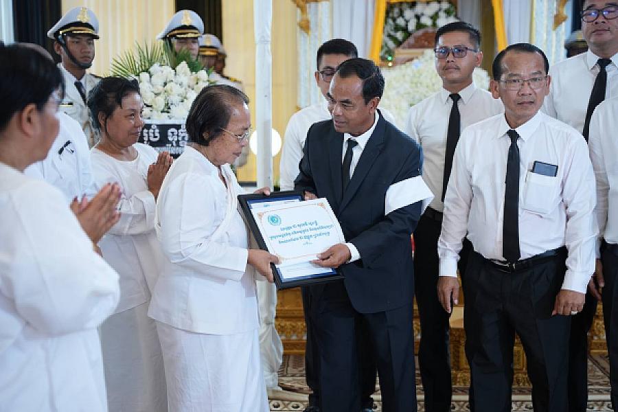 គណៈប្រតិភូ តំណាង ឯកឧត្តម ជា សុមេធី អញ្ជើញគោរពវិញ្ញាណក្ខន្ធសព ឯកឧត្តម ឧត្តមសេនីយ៍ឯក ច័ន្ទ លំផាត់ - Image 4