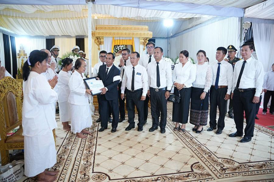 គណៈប្រតិភូ តំណាង ឯកឧត្តម ជា សុមេធី អញ្ជើញគោរពវិញ្ញាណក្ខន្ធសព ឯកឧត្តម ឧត្តមសេនីយ៍ឯក ច័ន្ទ លំផាត់ - Image 6