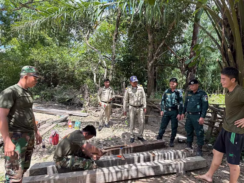 មេ​ដឹក​នាំ​កង​រាជ​អាវុធហត្ថ​ខេត្ត​ព្រះសីហនុ ចុះ​ពិនិត្យ​ការ​ជួស​ជុល​ផ្ទះ​អតីត​យុទ្ធជន ប៉ូលី សុខរី - Image 4